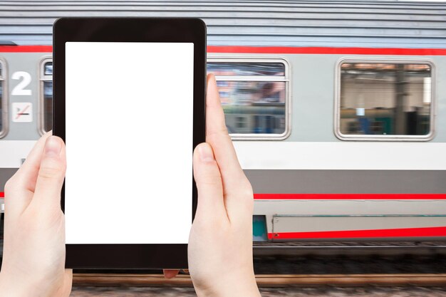 Foto del treno ad alta velocità sulla stazione ferroviaria