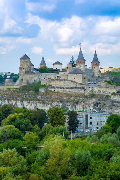 Foto del vecchio antico castello in pietra con molte torri alte a KamyanetsPodilsky