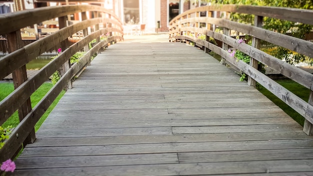 Foto del vecchio ponte di legno con vasi di fiori nella vecchia città europea