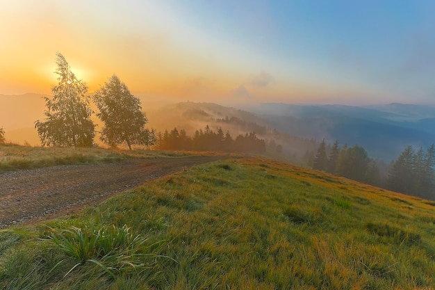 Foto dell'alba in montagna in estate