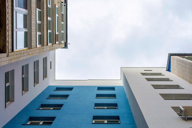 Foto dell'angolo dell'edificio con il cielo