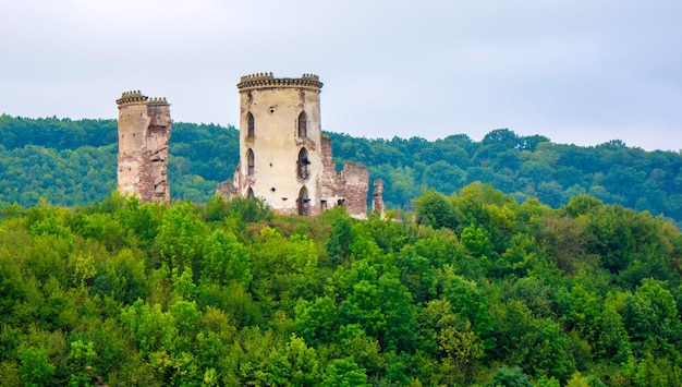 Foto dell'antica torre del castello di pietra a Nyrkiv