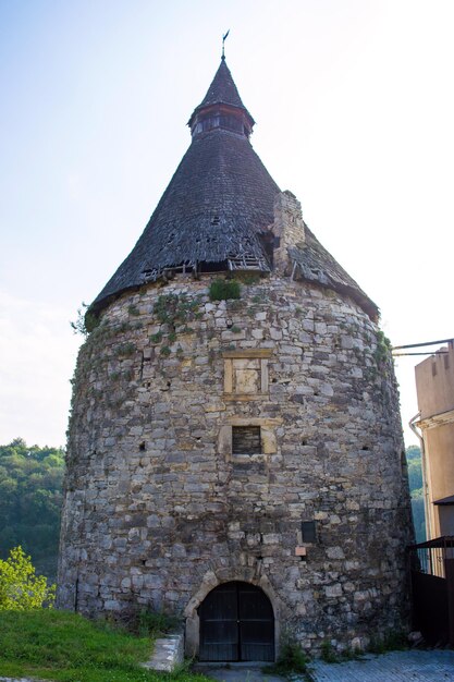 Foto dell'antica torre di pietra del castello di KamyanetsPodilsky