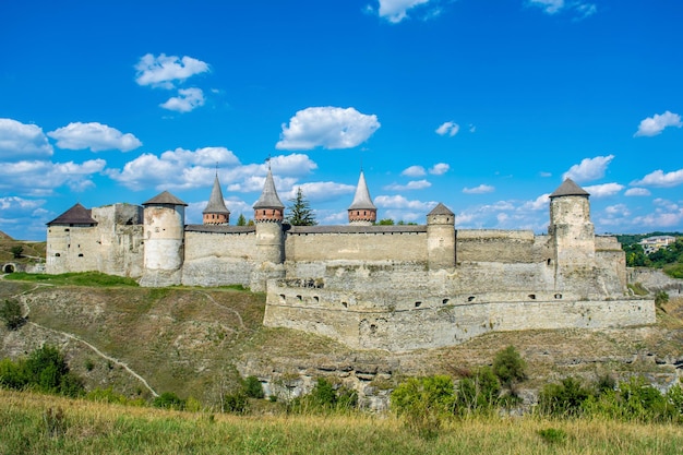 Foto dell'antico castello in pietra con molte torri alte a KamyanetsPodilsky