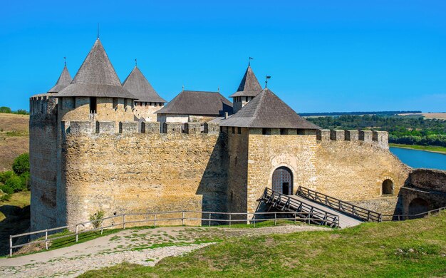 Foto dell'antico castello in pietra con molte torri alte a Khotym