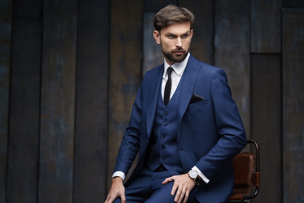 Foto dell'interno del vestito da portare del giovane uomo d'affari alla moda bello