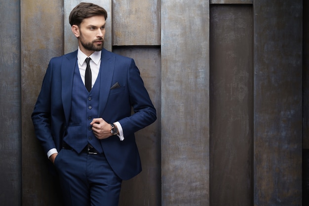 Foto dell'interno del vestito da portare del giovane uomo d'affari alla moda bello