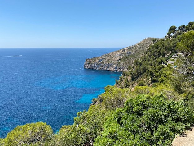 Foto della bellissima spiaggia di Granadella situata a Javea, un buon posto per visitare la città.