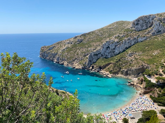 Foto della bellissima spiaggia di Granadella situata a Javea, un buon posto per visitare la città.