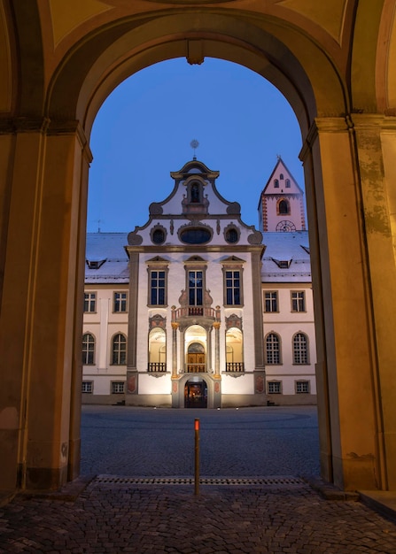 foto della chiesa e della sera centro storico di Füssen germania