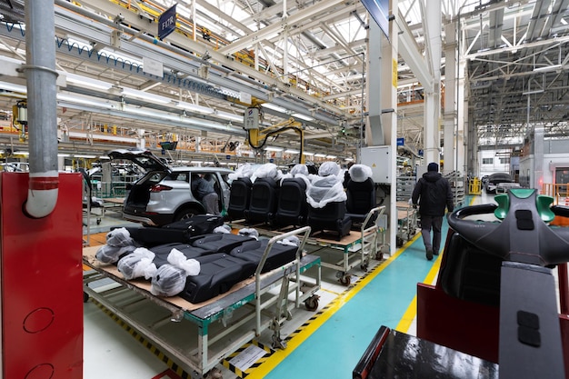 Foto della linea di produzione dell'automobile sedili neri dell'automobile moderna dell'impianto di assemblaggio di automobili