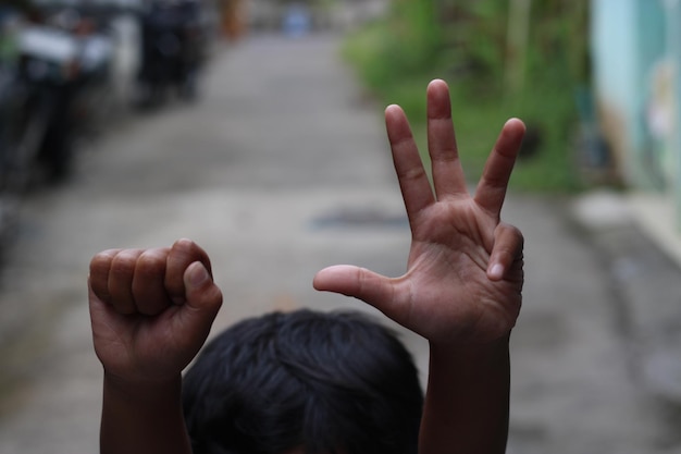 Foto della mano che saluta fuori dalla strada