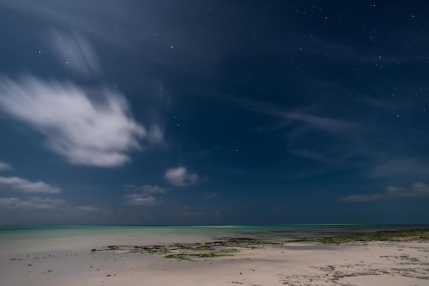 Foto della natura Bellissimo cielo notturno sul mare Isola tropicale e mare spiaggia