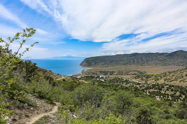 Foto della natura sul sentiero Golitsyn Paesaggi del Mar Nero e delle montagne della Crimea nel verde Crimea