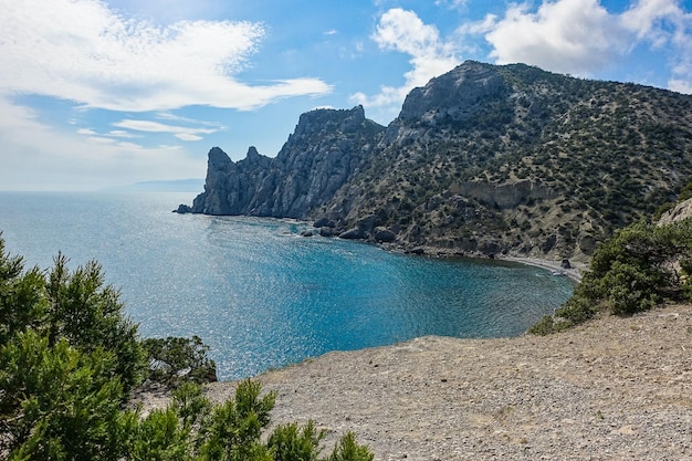 Foto della natura sul sentiero Golitsyn Paesaggi del Mar Nero e delle montagne della Crimea nel verde Crimea