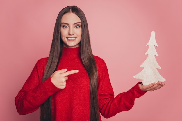 Foto della signora che dirige il dito in legno di abete a mano in vendita di Natale