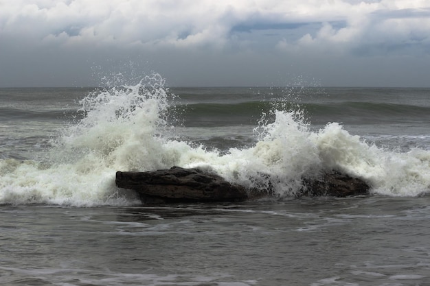 Foto della spiaggia con onde veloci e rocce