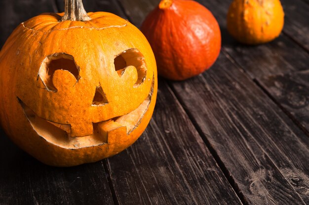 Foto della zucca sul pavimento di legno come simbolo di Halloween