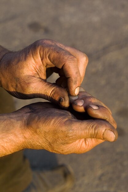 Foto delle mani dell'uomo al lavoro durante l'orario di lavoro