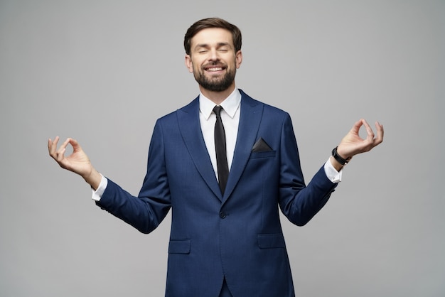 Foto dello studio del vestito d'uso del giovane uomo d'affari alla moda bello meditativo