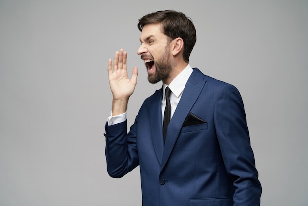 Foto dello studio di giovane uomo d'affari bello che grida