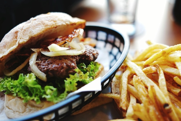 Foto dettagliata di hamburger e patatine fritte