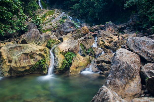 Foto di acqua che scorre in una bellissima località turistica della cascata di Pudeng nel distretto di Aceh Besar