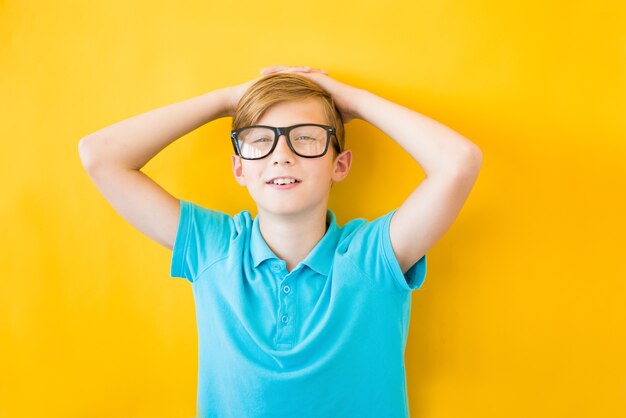 Foto di adorabile giovane ragazzo felice e strizza l'occhio con un occhio