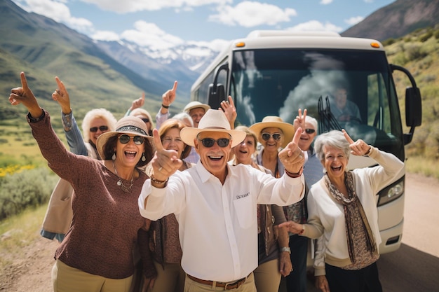 foto di allegri turisti anziani sullo sfondo di un autobus