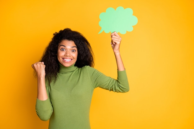 Foto di allegro positivo eccitato ragazza carina con bolla di pensieri sorridente a trentadue denti avendo inventato incredibile idea isolato ondulato riccio vivido colore di sfondo