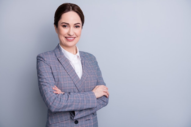 Foto di attraente affascinante donna d'affari fiduciosa braccia incrociate sorriso raggiante buon umore abile insegnante occupazione indossare abito scozzese giacca camicia bianca isolato colore grigio sfondo