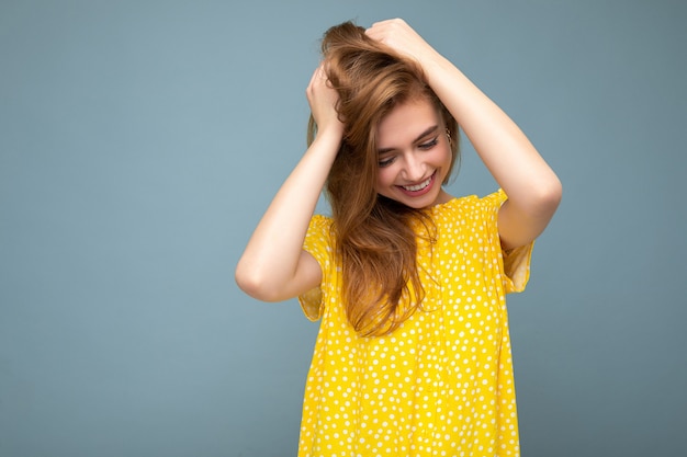 Foto di attraente carino emotivo felice giovane donna in bilico isolato su sfondo