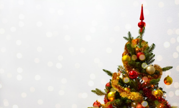 Foto di auguri di Natale Albero di Natale decorato con palline dorate Spazio vuoto per il testo