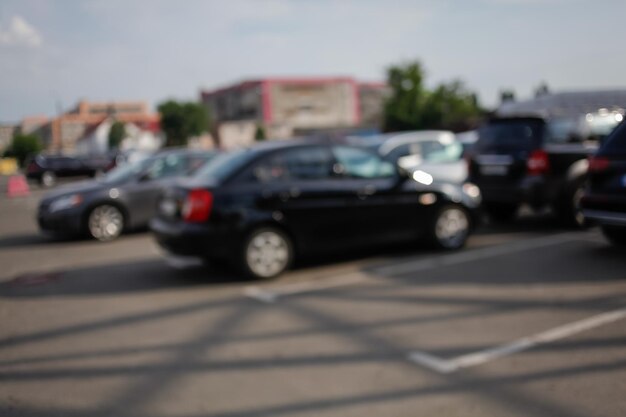 Foto di auto parcheggiate in città sfocate Sfoca l'auto parcheggiata nel parcheggio e in strada