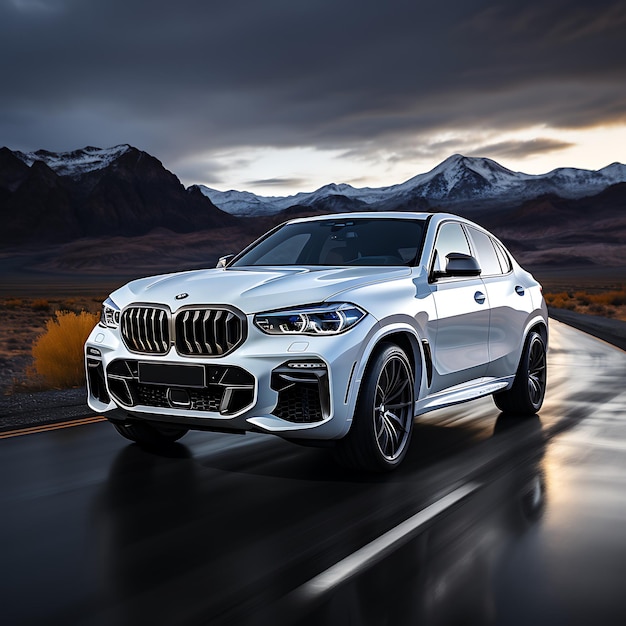 Foto di autostrada di velocità di notte con la luna piena bianca bmw x6 modello 2022 sulla parte anteriore