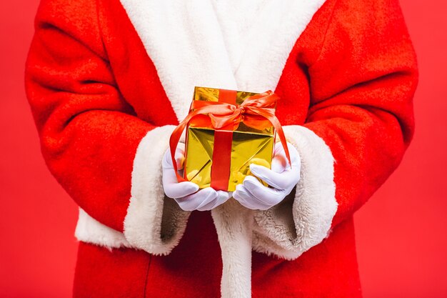 Foto di Babbo Natale felice con scatole regalo presenti