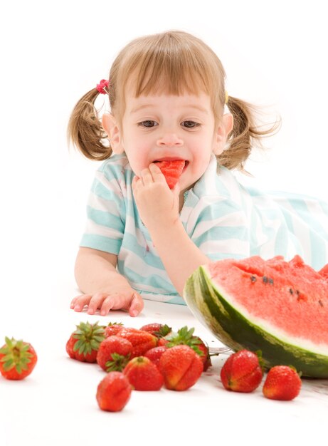 foto di bambina con fragole e anguria