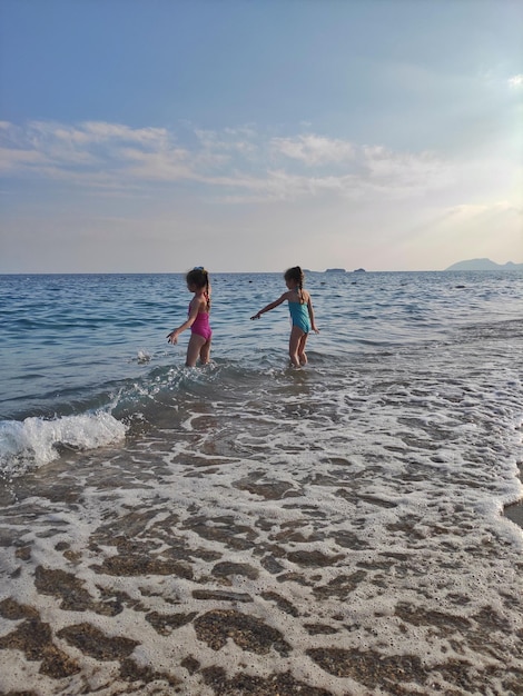 foto di bambini che nuotano nel mare