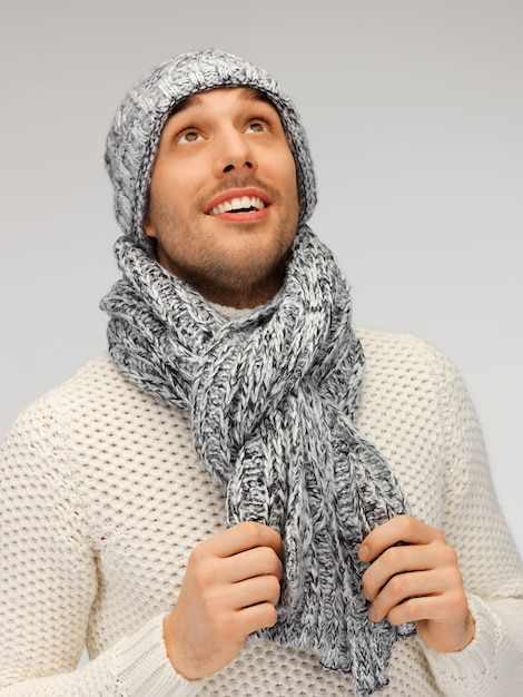 foto di bell'uomo in maglione caldo, cappello e sciarpa.