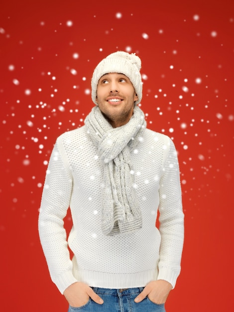 foto di bell'uomo in maglione caldo, cappello e sciarpa.