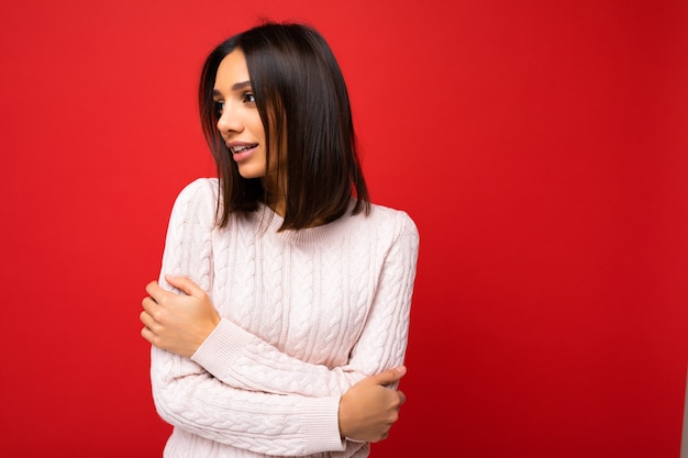 Foto di bella attraente bella carina accattivante triste sconvolta triste donna dai capelli castani che indossa abiti casual