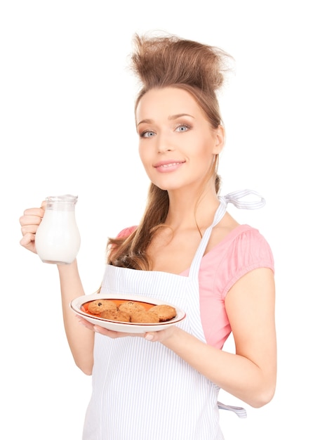 foto di bella casalinga con latte e biscotti