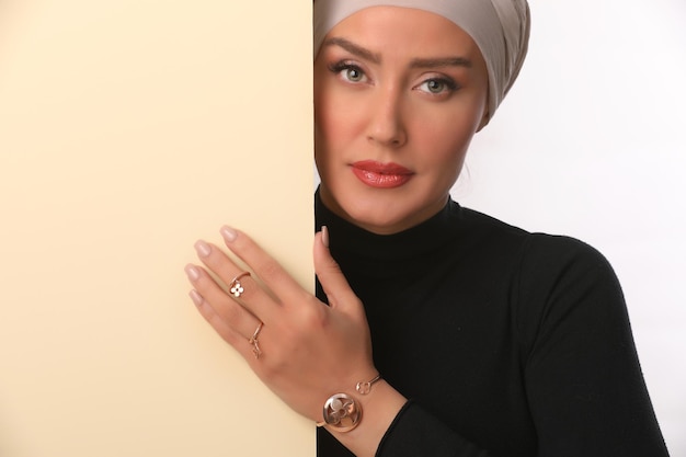 Foto di bella donna appoggiata a un muro con gioielli braccialetto ad anello