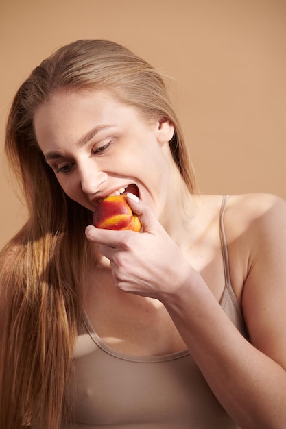 foto di bella donna con frutta