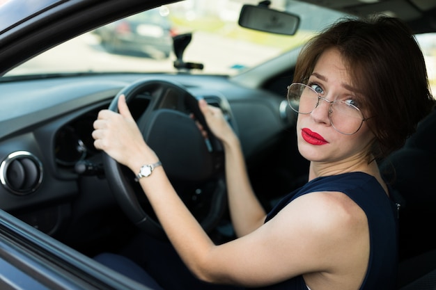 Foto di bella donna con i capelli scuri corti in abito da ufficio ha preso un appuntamento e sta aspettando un collega vicino al loro ufficio