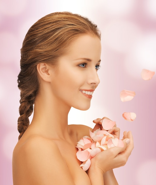 foto di bella donna con petali di rosa..