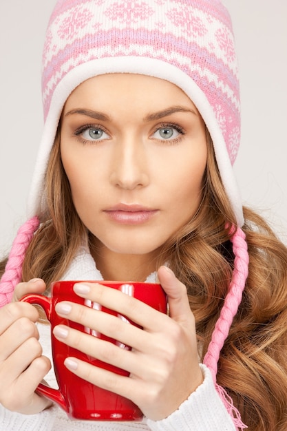 foto di bella donna con tazza rossa