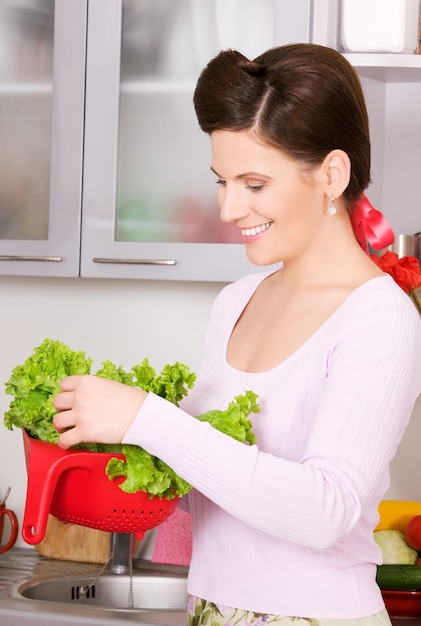 foto di bella donna in cucina