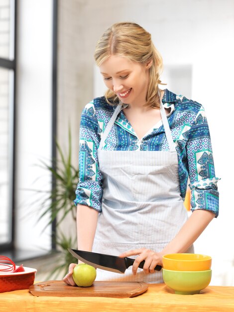 foto di bella donna in cucina..