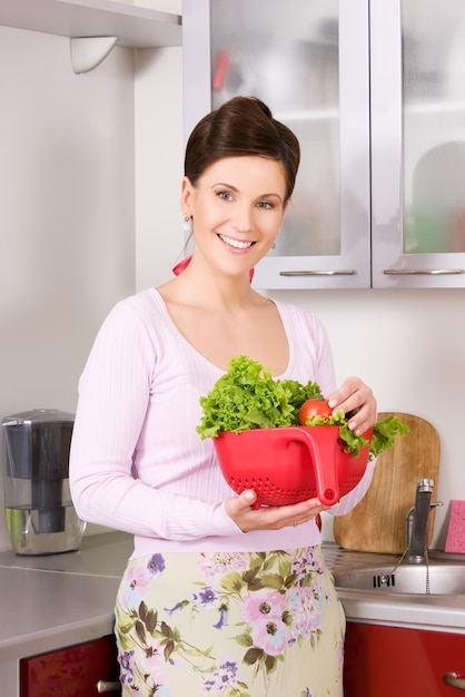 foto di bella donna in cucina